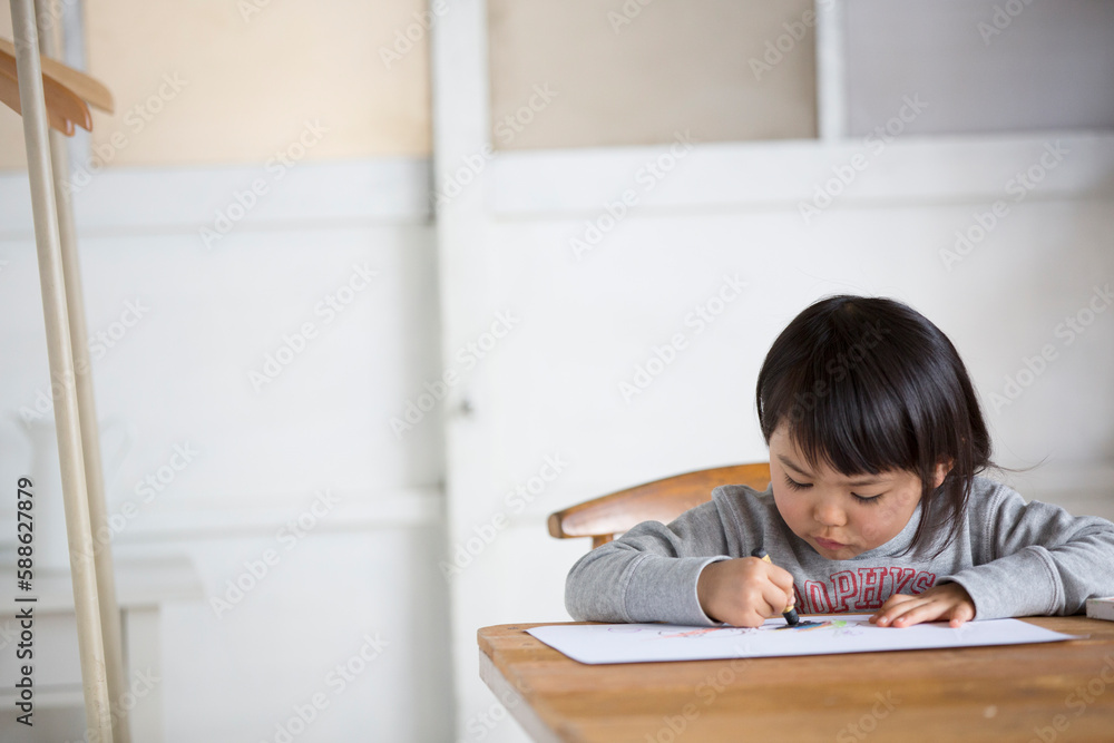 お絵描きする女の子 お絵描きする女の子