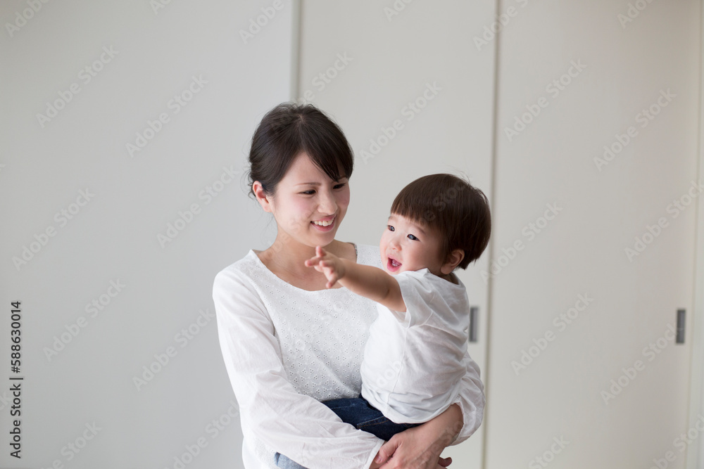赤ちゃんを抱く母親 赤ちゃんを抱く母親