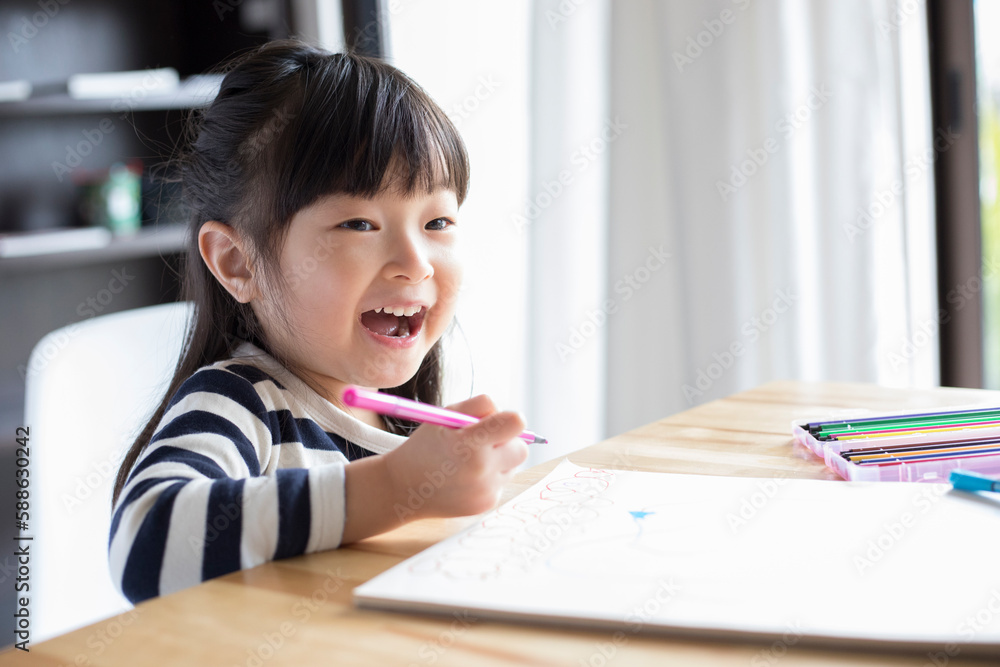 スケッチブックに絵を描いている女の子 スケッチブックに絵を描いている女の子