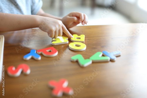 アルファベットのパズルをする女の子 photo