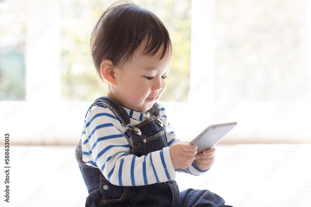 スマホをいじる赤ちゃん スマホをいじる赤ちゃん