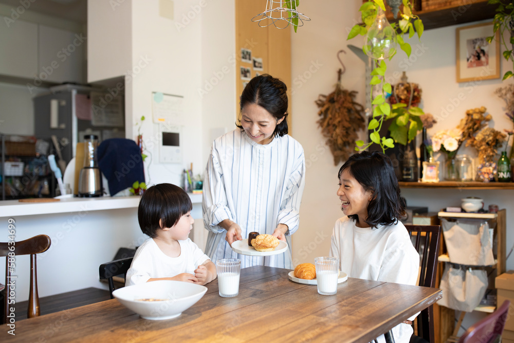 子供達へ食べものを配る母親