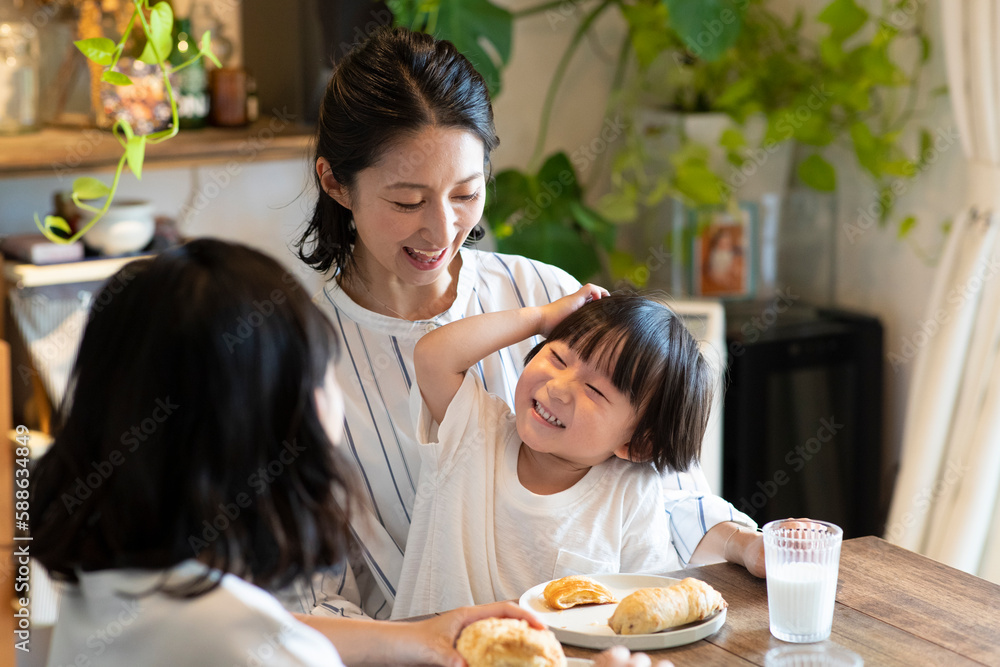 食事をする子供たちと母親