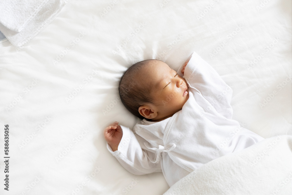 © amanaimages - 眠る赤ちゃん © amanaimages - 眠る赤ちゃん