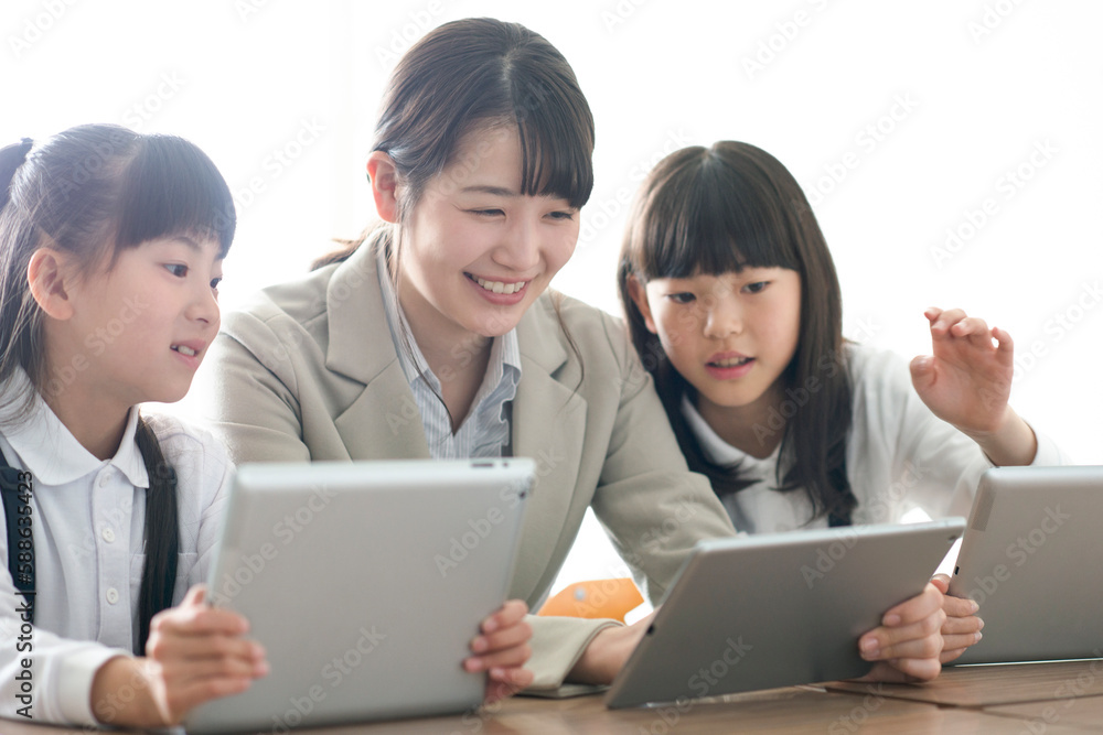 小学生にプログラミングの勉強を教える先生 AR 小学生にプログラミングの勉強を教える先生 AR