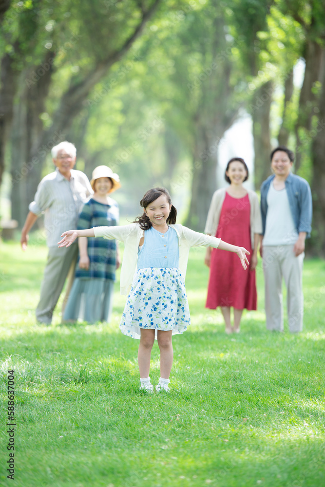 ポプラ並木で微笑む3世代家族 ポプラ並木で微笑む3世代家族