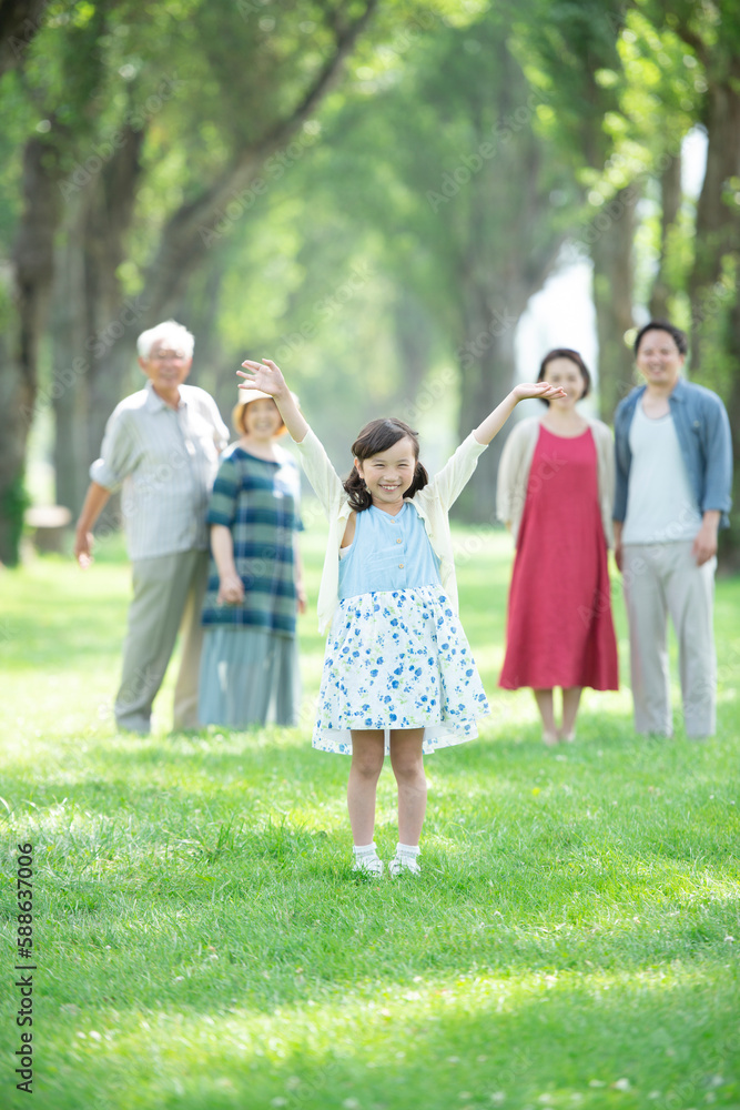 ポプラ並木で微笑む3世代家族