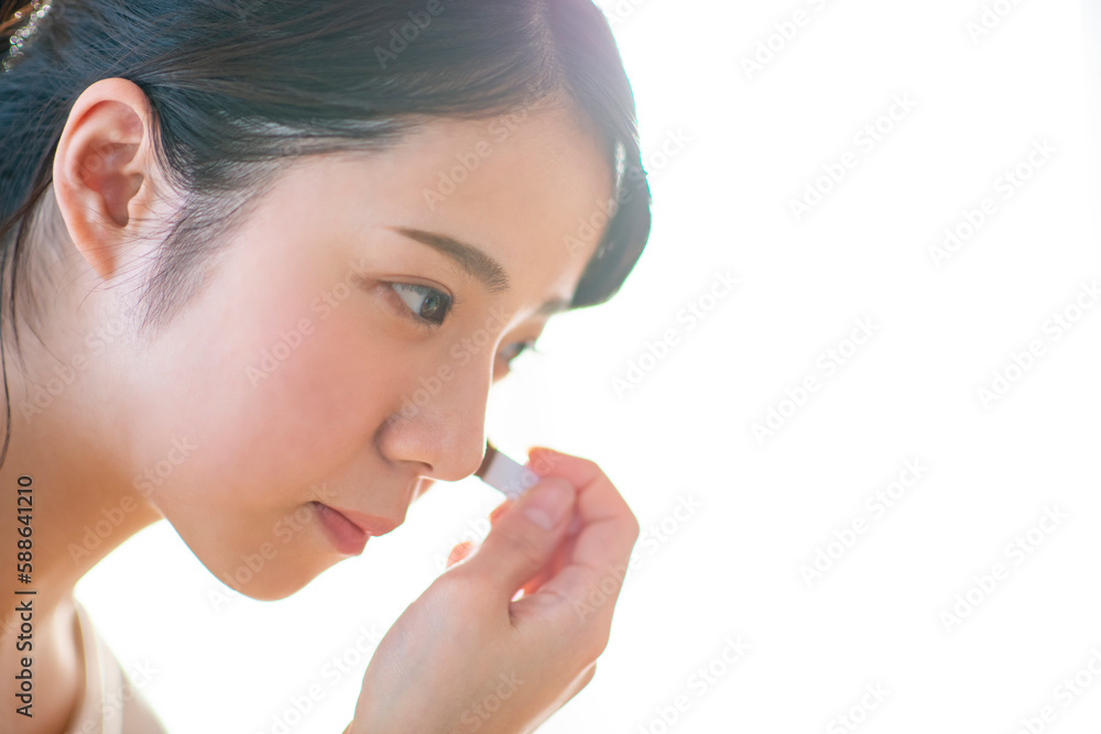 チークを塗る女性