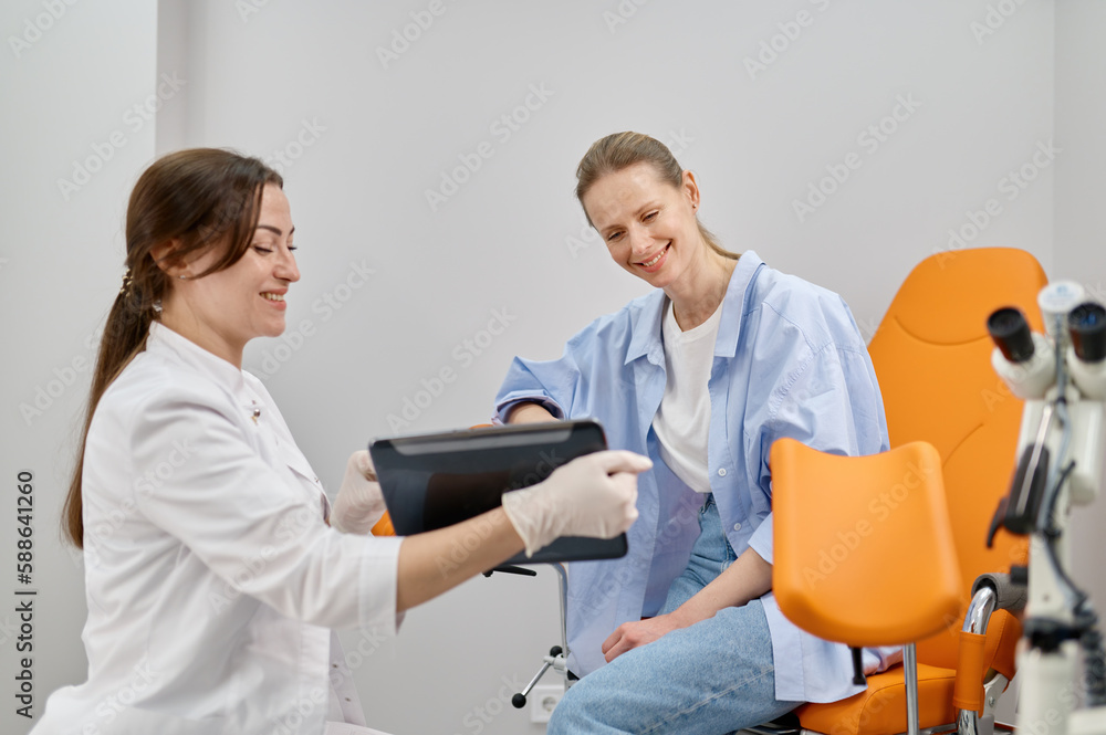 Obraz premium Doctor gynecologist showing result of medical exam to patient