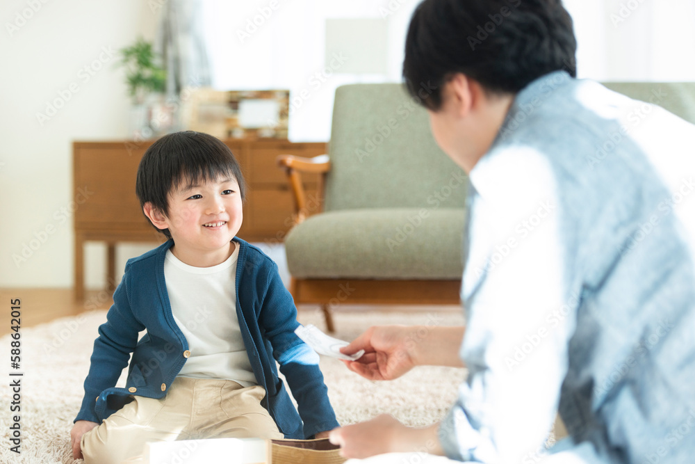 おもちゃで遊ぶ親子 おもちゃで遊ぶ親子