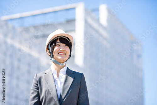 工事現場で微笑むビジネスウーマン photo