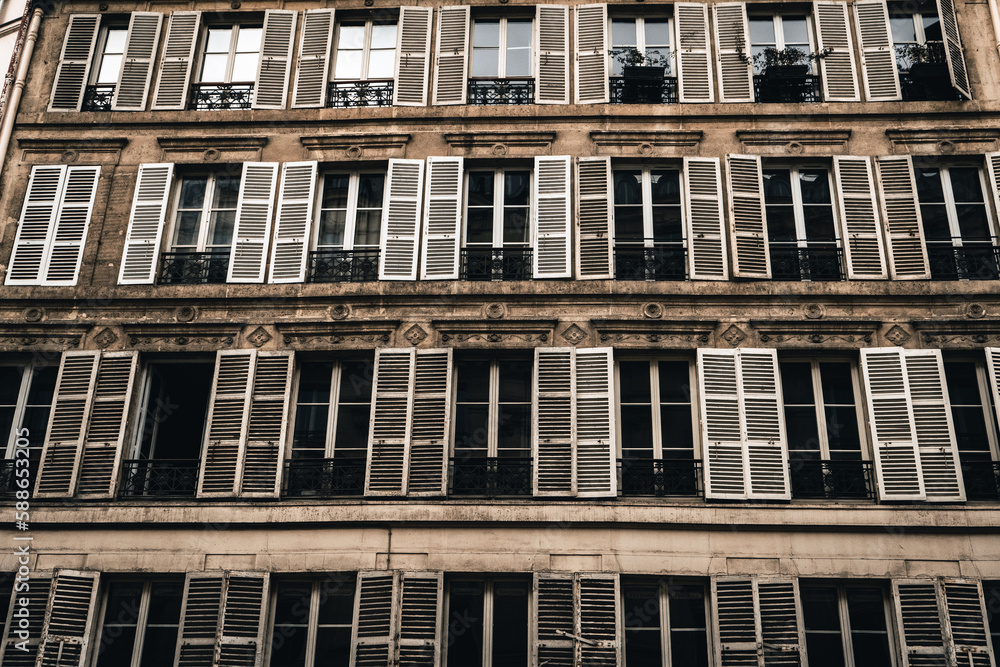 Fassade mit vielen Fenster im Europäischen, Pariser Stil Fensterläden aus Holz