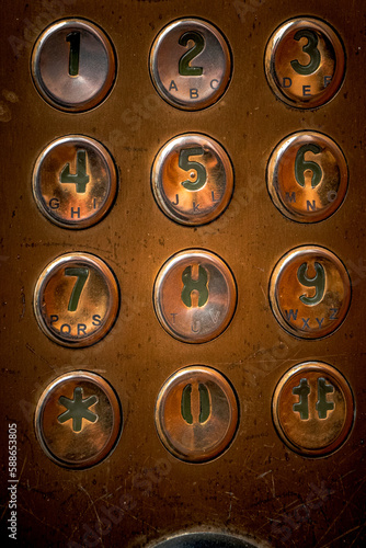 Nummer Block in Kupfer welches stark abgenutzt ist