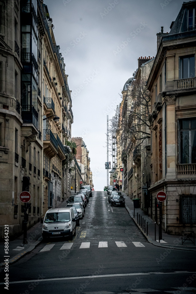 Fototapeta premium Kleine Straße in Paris mit vielen Autos am Rand, Altstadt