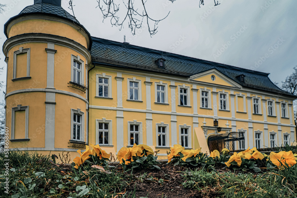 Park pałacowy i pałac wczesną wiosną w Chałupkach na Śląsku w Polsce.