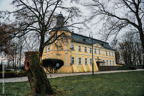 Obraz na płótnie Park pałacowy z pałacem w Chałupkach na Śląsku w Polsce w salonie