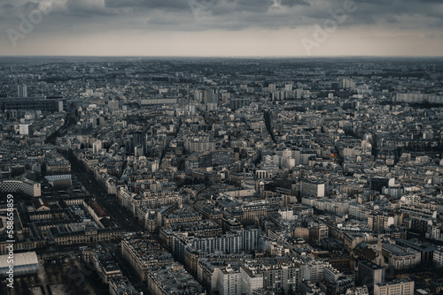 Luftaufnahme, Nahaufnahme einer großen Stadt mit vielen Häusern und Straßen in Europa
