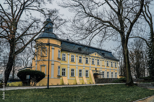 Obraz na płótnie Park pałacowy i pałac wczesną wiosną w Chałupkach na Śląsku w Polsce. w salonie