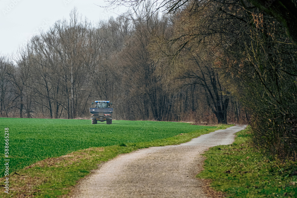 Prace rolnicze na polu wiosną.