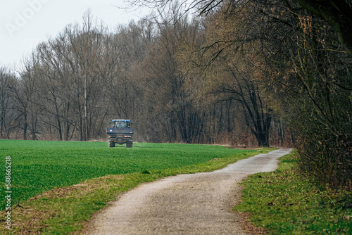 Obraz na płótnie Prace rolnicze na polu wiosną. w salonie