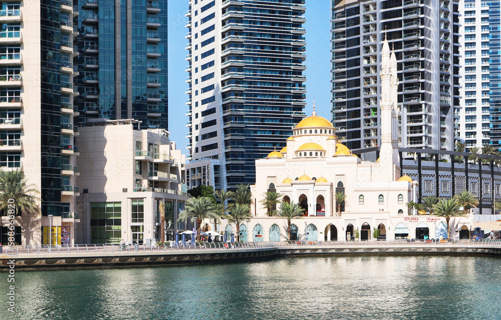Obraz premium Mosque in Dubai Marina Promenade, UAE