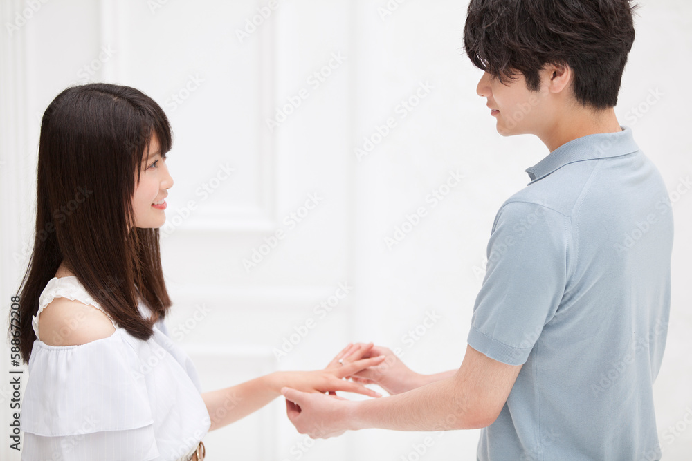 指輪をはめるカップル 指輪をはめるカップル