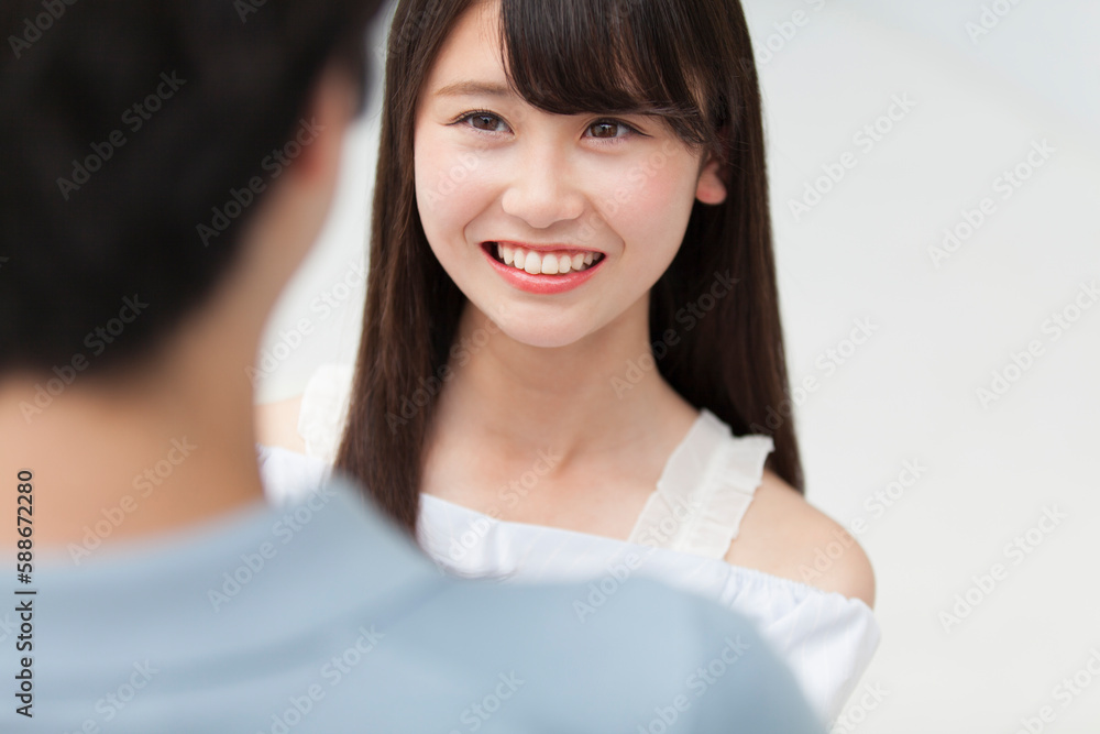 見つめ合うカップル