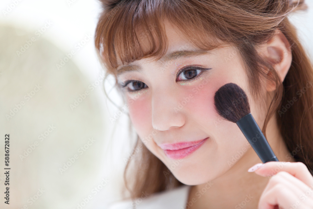 メイクをする女性 メイクをする女性
