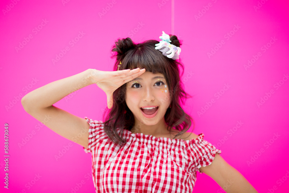 ポーズをとる女性 ポーズをとる女性