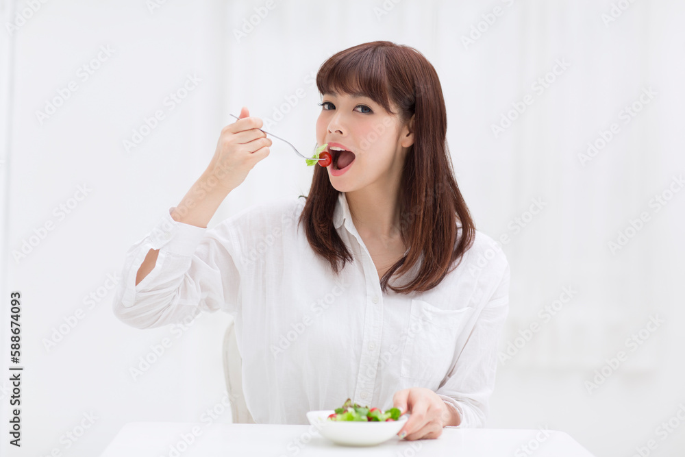 サラダを食べる女性 サラダを食べる女性