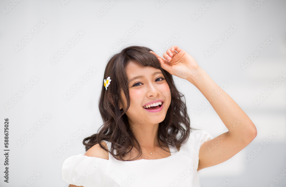 ポーズをとる女性 ポーズをとる女性