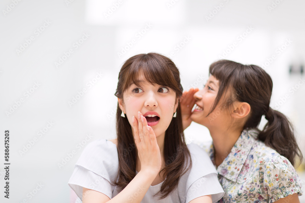 内緒話をする女性2人 内緒話をする女性2人