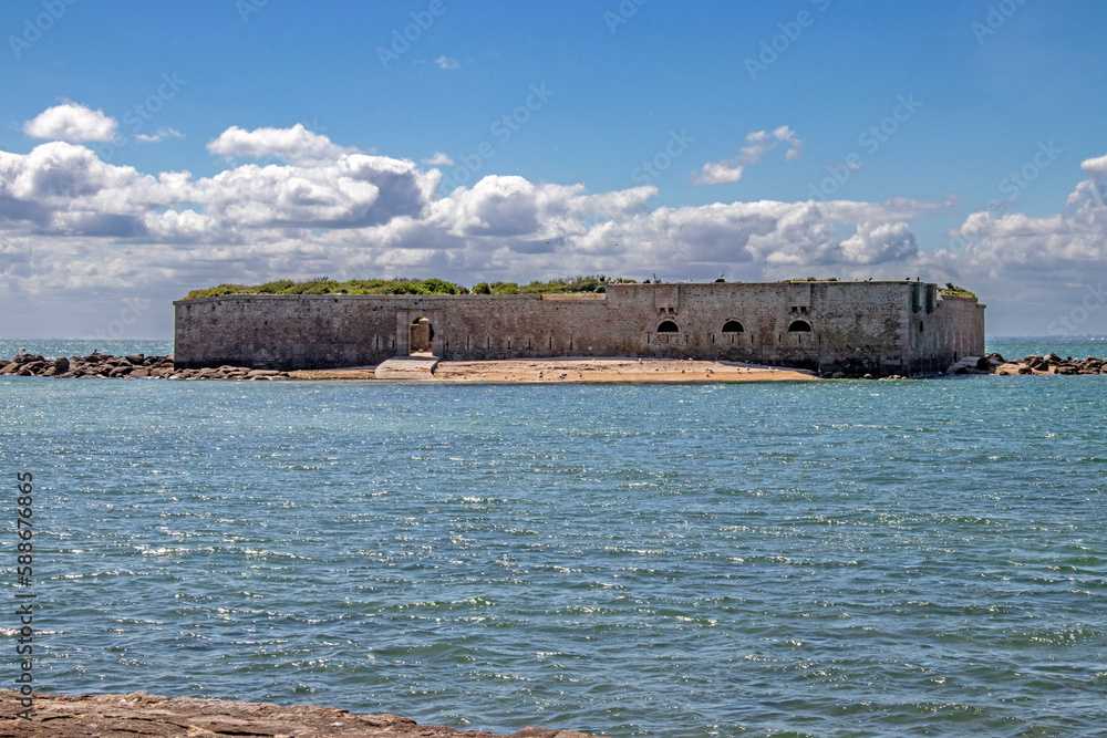 Saint-Vaast-la-Hougue. Le fort de l'îlet entre  la ville et l'île de Tatihou. Manche. Normandie	