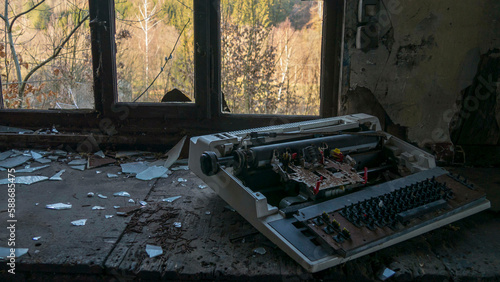 Machine à écrire cassée dans une maison abandonnée