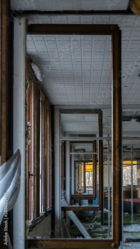 Plusieurs fenêtres cassées dans un bâtiment abandonné