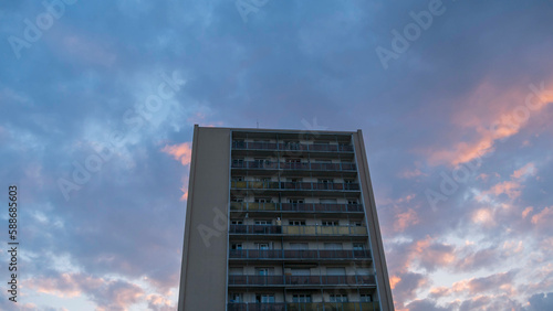 Immeuble avec un coucher de soleil bleu et rose