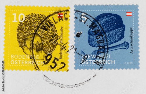 briefmarke stamp vintage retro alt old Österreich austria haube hat hood hut gelb yellow blau blue gestempelt frankiert cancel bodensee-radhaube astrachankappe papier paper tracht costume photo