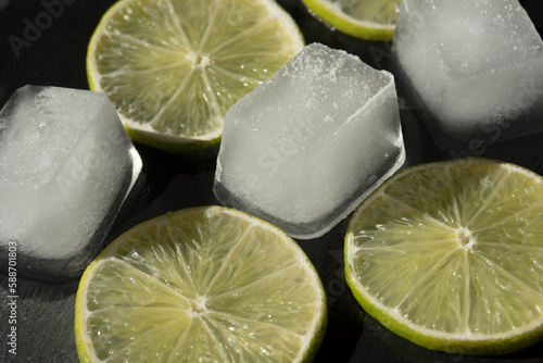 un bel piatto di ghiaccio e fette di lime, il lime nei cocktail photo