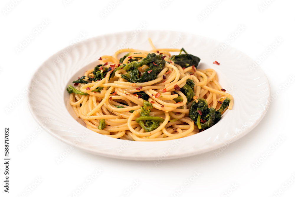 Spaghetti con cime di rapa e peperoncino, cibo napoletano, pasta italiana 
