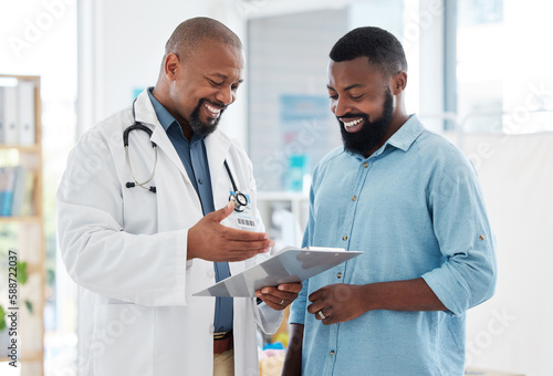 Foto Healthcare, black man and doctor with clipboard, diagnosis and conversation for results, smile and care