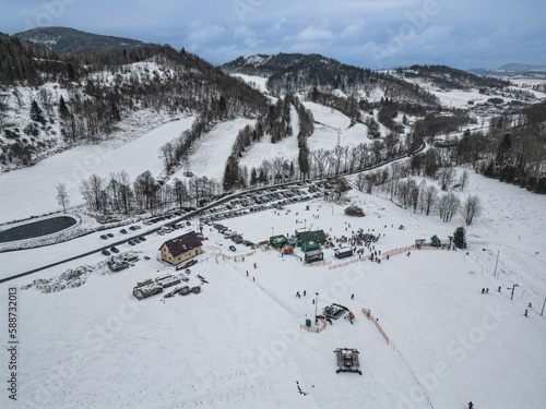 Superstacji CZARNÓW-SKI, stok narciarski w Polsce. Biała śnieżna zima, wypoczynek na nartach.
