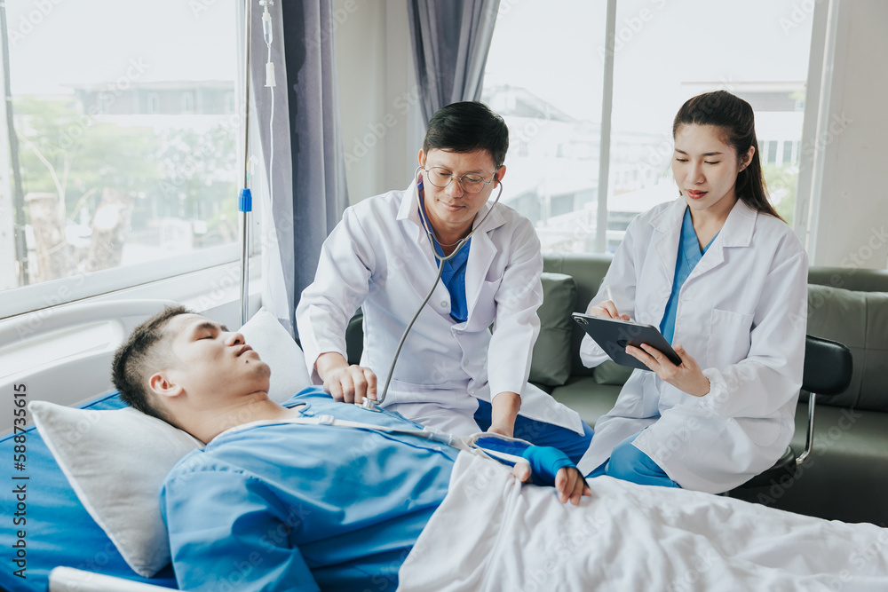 Obraz premium male health checkup with doctor Doctors consult about diagnosis of male diseases or mental illnesses in medical clinics or mental health facilities in hospitals.