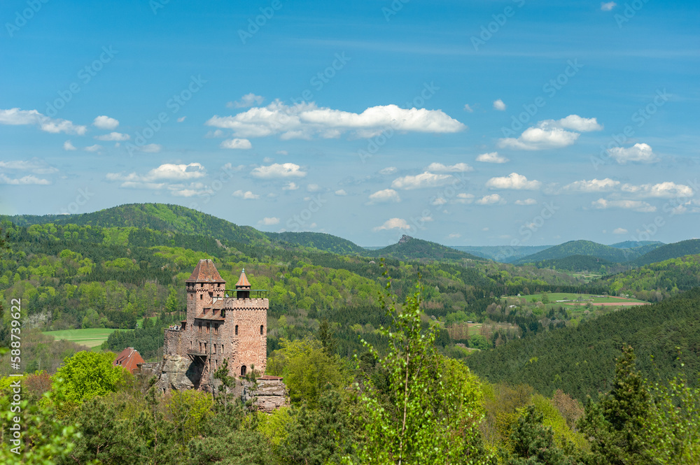 Blick zur Burg Berwartstein im Naturpark Pfälzerwald bei Erlenbach. Region Pfalz in Rheinland-Pfalz in Deutschland