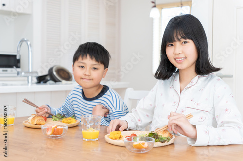 ダイニングで朝食を食べる子供たち