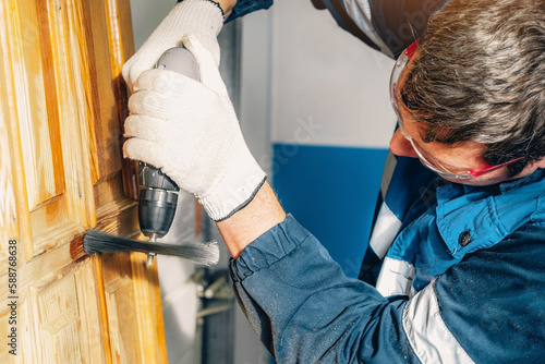 Schilderij op canvas Man treats wooden surface
