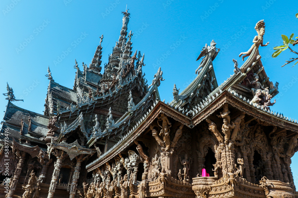 Naklejka premium Unique Wooden Roof Details of the Sanctuary of Truth in Pattaya, Thailand