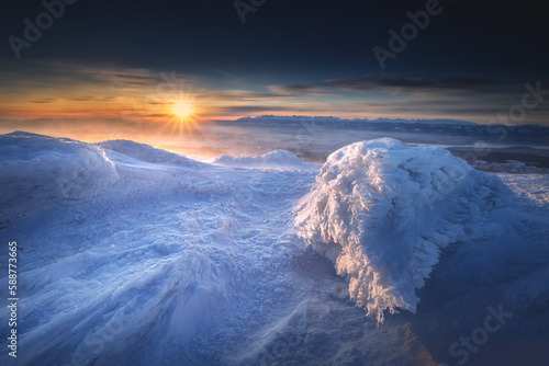 Fototapeta Naklejka Na Ścianę i Meble -  Babia Góra - Beskidy - wschód słońca - zima