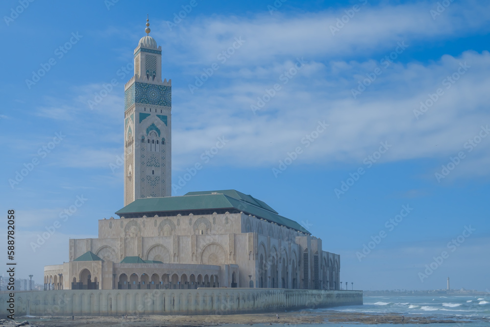 Obraz premium The beautiful mosque Hassan 2 and a blue sky in Casablanca Morocco