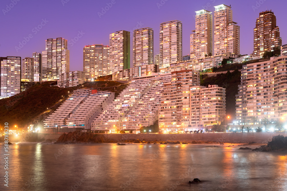 Fototapeta premium Skyline of buildings at the coastal city of Reñaca at Valparaiso Region, Chile
