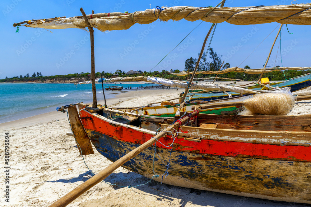 Pirogues à balancier sur une plage de Madagascar